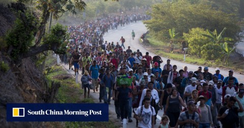 中美洲移民是希望到達美國邊境的大篷車的一部分，他們在墨西哥恰帕斯州埃斯昆特拉的路上行駛。