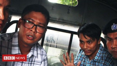 揭露羅興亞人屠殺事件的兩名路透社緬甸記者瓦隆、吳覺梭，先前遭指控違反緬甸官方保密法，被下級法院判處七年徒刑，引起國際社會的嚴厲譴責。緬甸最高法院於近日又將兩名記者的上訴駁回，兩名記者的辯護律師表示，這起判決破壞了緬甸的國家聲望及新聞自由。聯合國調查人員呼籲緬甸政府應就羅興亞人屠殺事件，對高級將領進行調查，並批評曾獲諾貝爾和平獎的翁山蘇姬對於羅興亞人屠殺事件默不作聲。