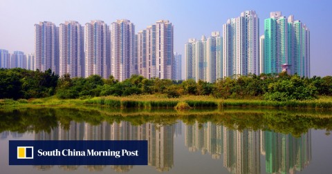 香港濕地公園上方的高層公寓。 屋宇署已批准位於鳳樂圍的19幢新住宅樓。