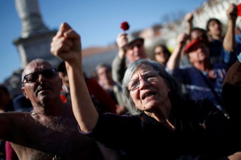 數千名葡萄牙人4月25日參加一場在里斯本舉辦的遊行活動，紀念45年前的一場不流血革命，和平終結安東尼奧•奧利維拉•薩拉查（Antonio Oliveira Salazar）長達40年的獨裁統治。遊行群眾高喊「不再有法西斯主義」的口號，除了歡呼葡萄牙的民主解放，也要求更多的權利。10月在即的葡萄牙大選，有許多政界人士認為葡萄牙在經濟及社會發展的速度過於緩慢，比不上民主改革的腳程。
