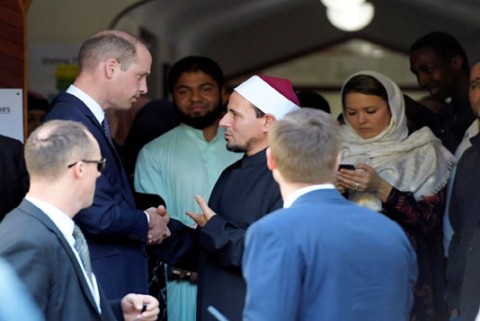 英威廉王子告訴紐西蘭清真寺屠殺的生還者，極端主義必被擊敗。