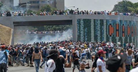 由於委內瑞拉內的遊行發生暴力，數個民眾受傷。