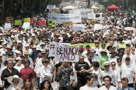 數千名墨西哥民眾因總統未能實踐政見而走上街頭，抗議要求他下台。