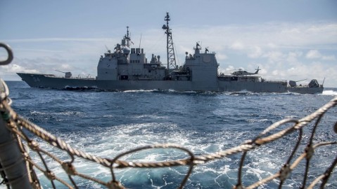 2019年5月6日，遊輪USS Antietam（CG 54）和驅逐艦USS Chung-Hoon（DDG 93）在南中國海。