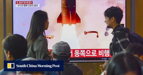 在該國發射兩枚身份不明的射彈後，首爾市民周四觀看朝鮮報導。