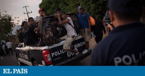 Un grupo de migrantes es trasladado por la Policía Municipal en Chiapas.