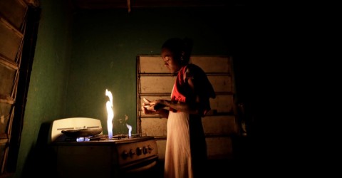 這是委內瑞拉女人，她在黑暗中做飯，並且可以買到的小食物。