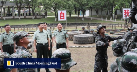 中國國家主席習近平在解放軍陸軍步兵學院觀看訓練課程。