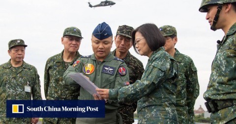 蔡淵文總統和台灣高級軍事人員在彰化縣南部演習期間。