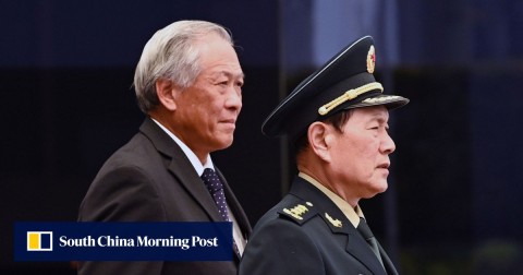 中國國防部長魏鳳和（右）和他的新加坡同行吳恩亨。
