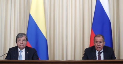 El ministro colombiano de Exteriores, Carlos Holmes Trujillo ofrece una rueda de prensa con su homólogo ruso, Sergei Lavrov en Moscú.