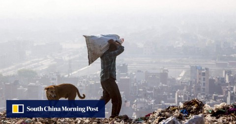 一個抹布撿拾器在新德里東部的Ghazipur垃圾填埋場上面裝載了一袋可分類的可回收材料。