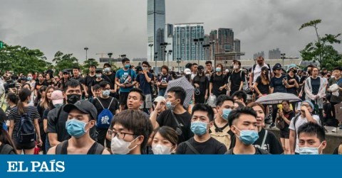 Los manifestantes concentrados este lunes para exigir la dimisión de la jefa del gobierno autónomo en Hong Kong.