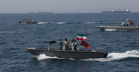Iran has shown what it says is the debris of the US Soldados iraníes durante la celebración del día nacional del Golfo Pérsico.