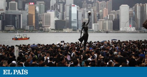 Decenas de miles de personas participan en una protesta dirigida a objetivos chinos en Hong Kong.