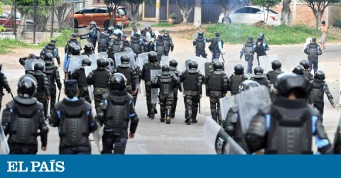 Policías y militares han participado en la represión de las manifestaciones contra el presidente Juan Orlando Hernández en Honduras. 