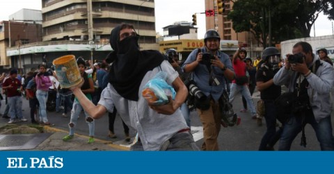 Manifestantes lanzan objetos a la Policía, este julio en Caracas. 