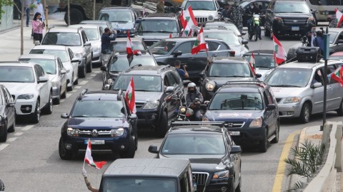 Lebanon: MPs meet in theatre, protesters out in cars
