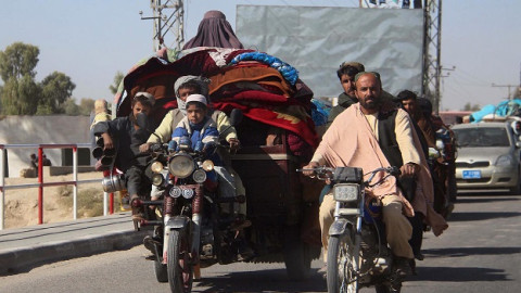 000_8RX2A6-Helmand-residents-flee-Taliban