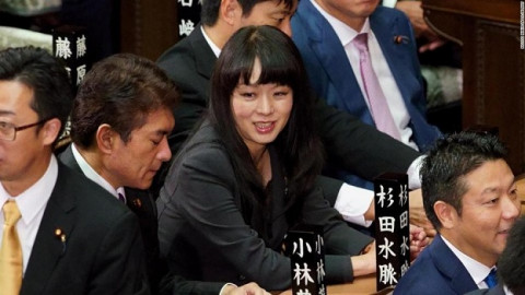 201012044807-03-japan-politicians-women-restricted-super-tease