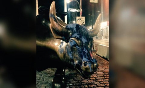 華爾街銅牛被潑藍漆　抗議川普退《巴黎協定》