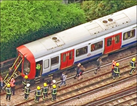 英國警消人員隨即疏散乘客，並封鎖車站和周遭地段，以進行安全檢查