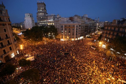 抗議獨立公投被打壓　西班牙巴塞隆納被萬人包圍