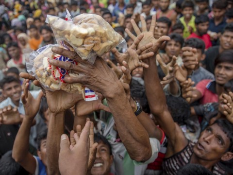 Burmese Buddhists try to block aid shipment to Muslim Rohingya
