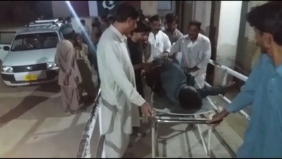 パキスタン聖廟付近で自爆攻撃、18人死亡 ISが犯行声明