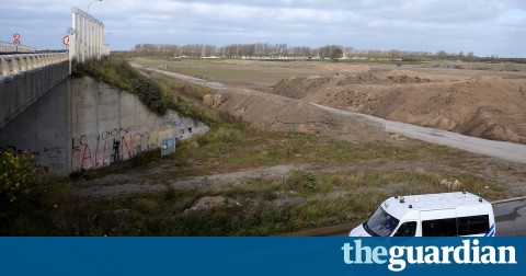Calais: hundreds of migrants remain a year after razing of camp