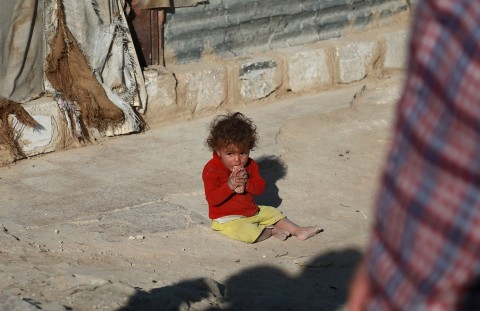 夕食はお湯だけ 飢餓に苦しむシリア封鎖地域