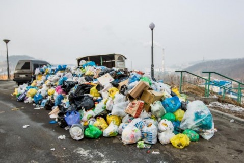 俄羅斯檢察院在安加爾斯克市工業區發現未經許可的垃圾場。俄聯邦自然資源使用監督局檢測土壤樣品，發現污染比規範高十倍。