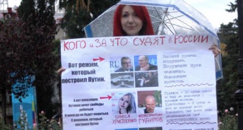 為抗議俄羅斯政府打壓抗議人士，禁止抗議活動。俄羅斯公民Irina Barkhatova 進行一人抗議，呼籲人們關注官員貪污與言論自由問題。