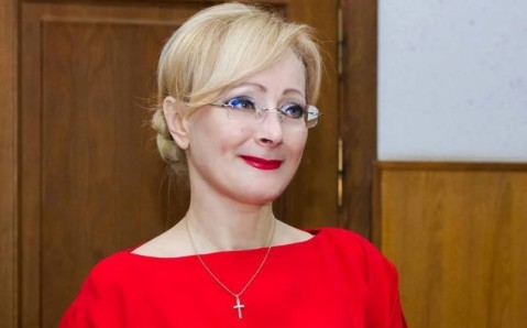 摩爾多瓦共產黨代表Elena Bodnarenko表示，憲法法院判決都是政治考量，法官必須改選，要求對憲法法院提出不信任投票。