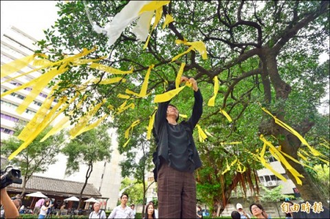 盼李明哲早歸 民眾繫上黃絲帶 