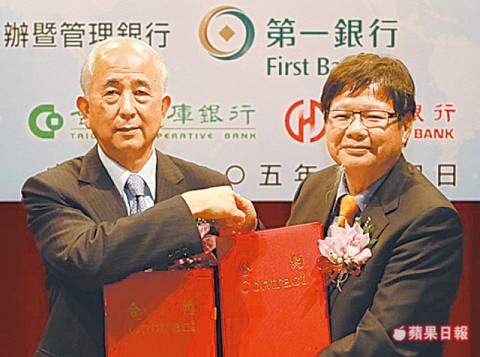 慶富董座陳慶男（右）和一銀前董座蔡慶年去年簽約完成兩百零五億聯貸案