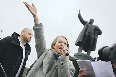 宣布競選總統的俄羅斯記者Ksenia Sobchak最近加緊宣傳，為避免遭邊緣化，她要求與普京進行辯論。
