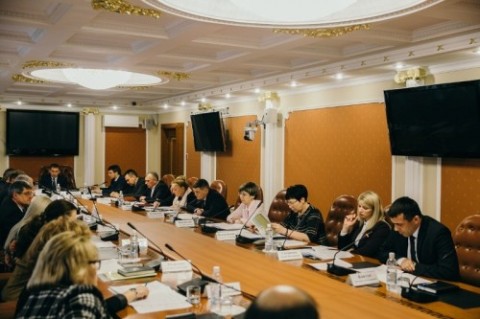 俄羅斯烏格列戈爾斯克反貪委員會調查發現，市政府內的副局長從事商業營利，其中有25件具體事證，明確違反利益迴避原則。
