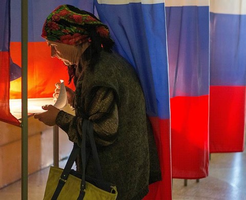 俄羅斯反貪基金會指出：斯維爾德洛夫斯克州州長選舉日當天的投票送摸彩券活動，獎品包括15間公寓﹑130輛汽車﹑1萬個家電﹑70萬個禮物，這不是買票，什麼是買票。