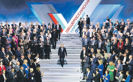 全俄羅斯人民陣線與統一俄羅斯兩大團體將同步於莫斯科舉行歲末大會。專家表示：普京將在這兩個地方宣布參選總統，大會轉而變成群眾與政黨支持會。