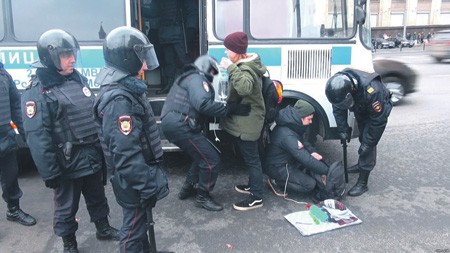 俄羅斯網路流傳要求民眾12月15日上街抗議，希望能有數百萬人挺身而出視頻。影片沒有公布遊行的組織者，估計這是反貪抗爭的延續，而反對黨Alexey Navalny為了規避當局打壓，並沒有在影片中現身。