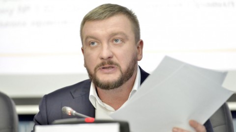 烏克蘭司法部長Pavlo Petrenko 表示：由於貪污層出不窮，烏克蘭檢察院目前有4,000件貪污案同時偵辦。
