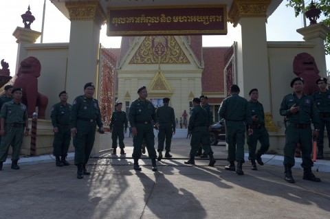 カンボジア野党の活動禁止措置、米政府が撤回要求 - カンボジア最高裁が最大野党に解党を命じ、所属政治家100人以上の政治活動を禁じた一連の措置に対し、米国は「カンボジアの民主的発展を著しく後退させる」と非難している
