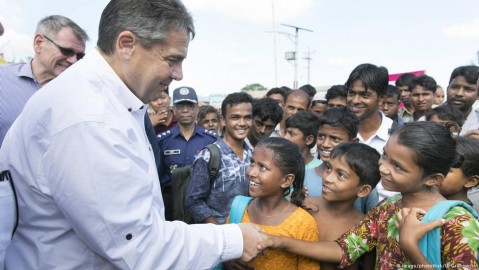 German FM Sigmar Gabriel visits Rohingya camp in Bangladesh