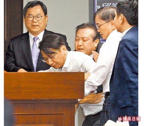 阻修法 徐永明癱議事被架離 