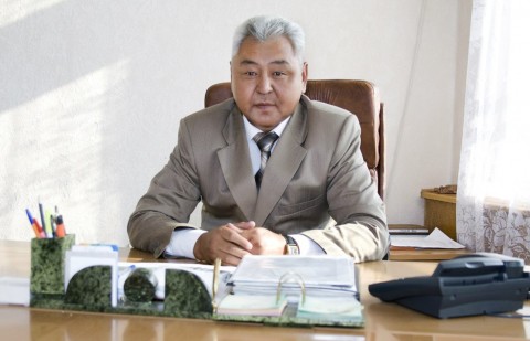 俄羅斯奧爾斯克市經濟發展與農工委員會主席，同時也是統一俄羅斯黨地區主委Sagyndyk Uzakbayev因涉嫌收受賄賂與關說，遭到查辦。
