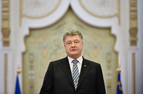 烏克蘭總統Poroshenko為了擴大自己權力，屢次違反憲法框架，簽署限制公民憲法權利的法案。