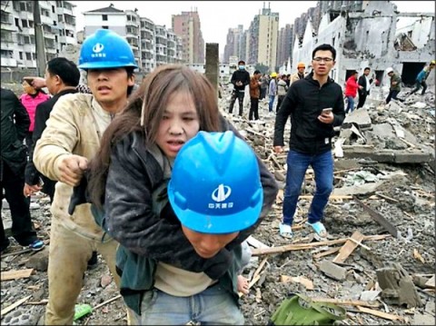 數棟建物倒塌 多人倒地不動 中國寧波大爆炸 官方稱2死 