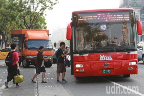 聯合報社論／燃煤及空汙夾擊，免費乘車豈是解方？ 