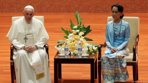 Myanmar: Pope Francis meets Aung San Suu Kyi amid Rohingya crisis